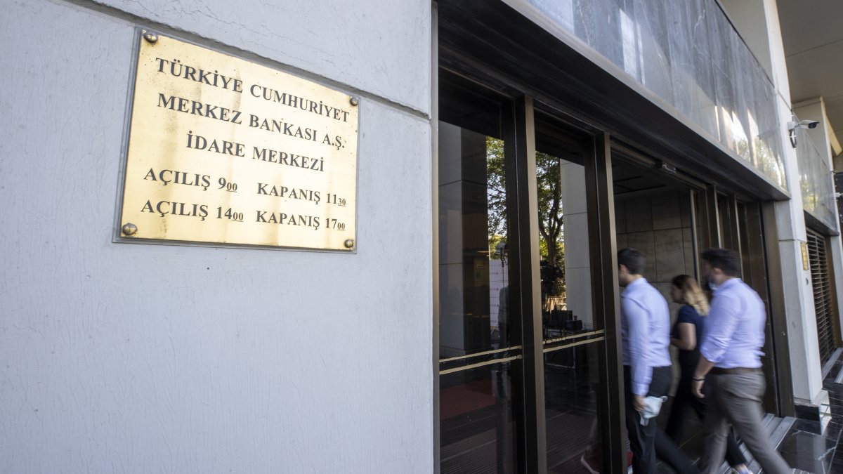 People enter the headquarters of the Central Bank of the Republic of Türkiye (CBRT), Ankara, Türkiye, July 28, 2022. (AA Photo)
