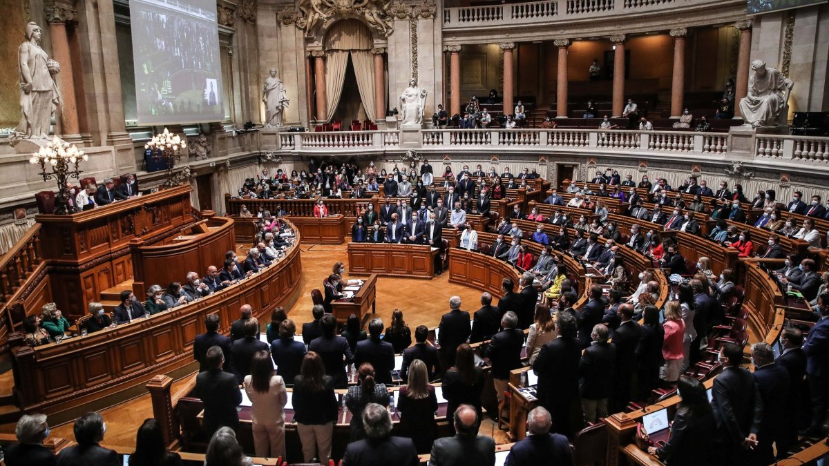 The parliamentary benches of the Left Bloc (BE), PCP, PEV, PSD, CDS-PP, Liberal Initiative and Chega vote against the proposed State Budget for 2022, in the Portuguese Parliament, Lisbon, Portugal, Oct. 27, 2021. (EPA File Photo)