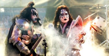 Gene Simmons (L) and Ace Frehley (R) of the rock group Kiss perform before the start of Super Bowl XXXIII at Pro Player Stadium in Miami, Florida, U.S., Jan. 31, 1999. (AFP Photo)