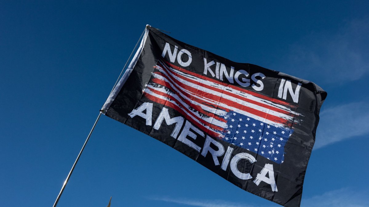 A demonstrator waves a flag during a rally at the Lincoln Memorial in Washington, D.C., U.S., Oct.17, 2025. (AFP Photo)