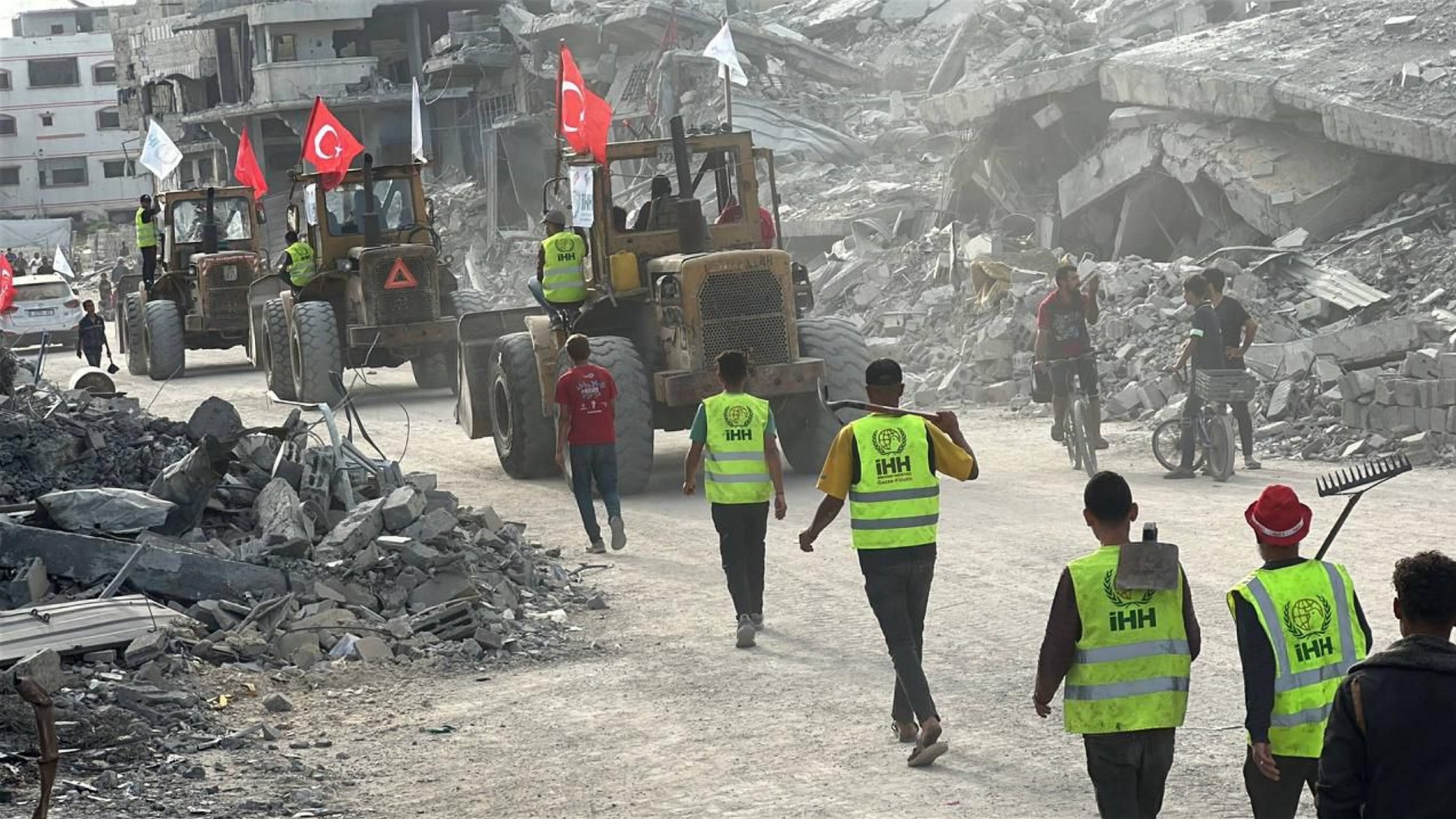 Members of the Humanitarian Relief Foundation (IHH) clear debris and begin cleanup operations in the Gaza Strip, Oct. 18, 2025. (Photo Courtesy of IHH)