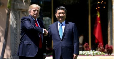 U.S. President Donald Trump (L) and China&#039;s President Xi Jinping shake hands while walking at Mar-a-Lago estate after a bilateral meeting in Palm Beach, Florida, U.S., April 7, 2017. (Reuters Photo)