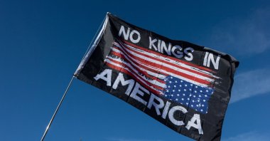 A demonstrator waves a flag during a rally at the Lincoln Memorial in Washington, D.C., U.S., Oct.17, 2025. (AFP Photo)
