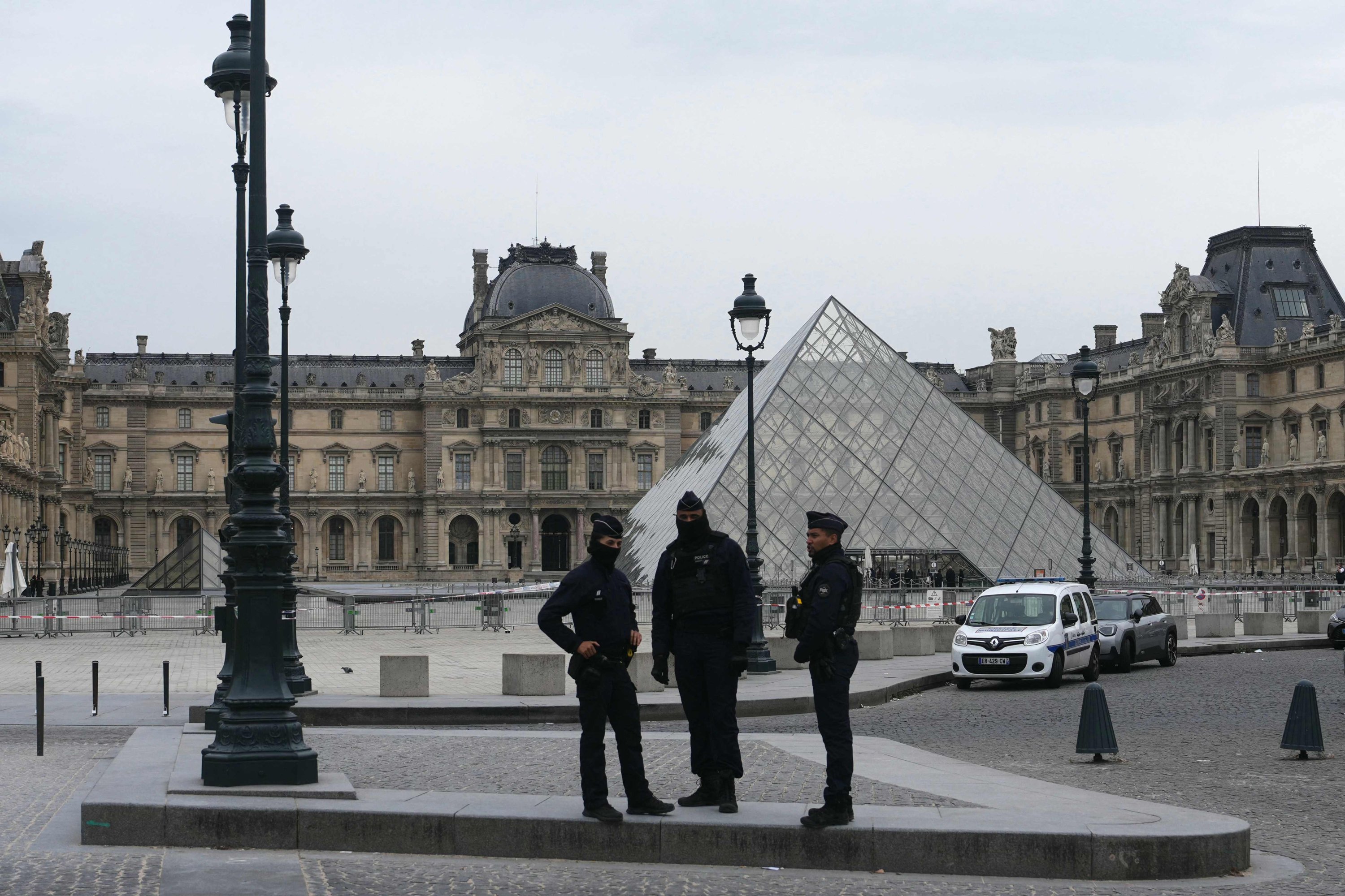 Thieves pull off 4-minute jewel heist at Louvre Museum