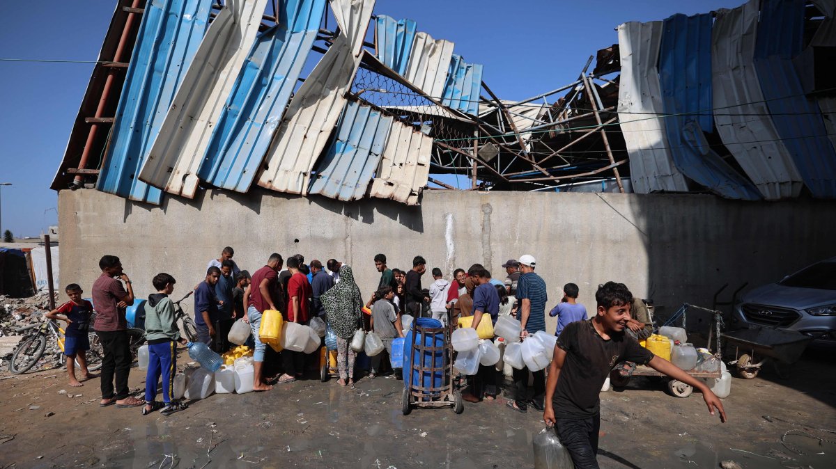 Palestinians fill their containers with fresh water from a public tap in the Nuseirat refugee camp in central Gaza, Palestine, Oct. 19, 2025. (AFP Photo)