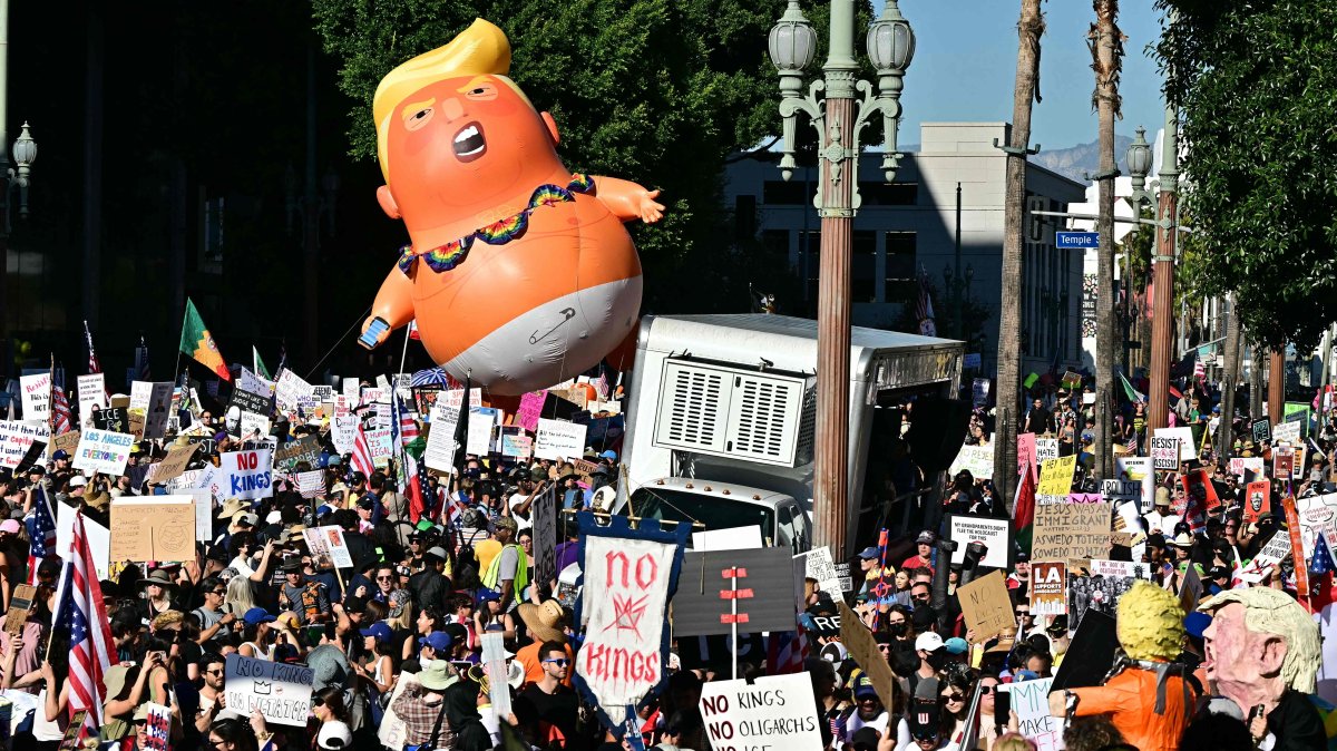 Protesters rally during the &quot;No Kings&quot; national day of protest in Los Angeles, California, Oct. 18, 2025. (AFP Photo)