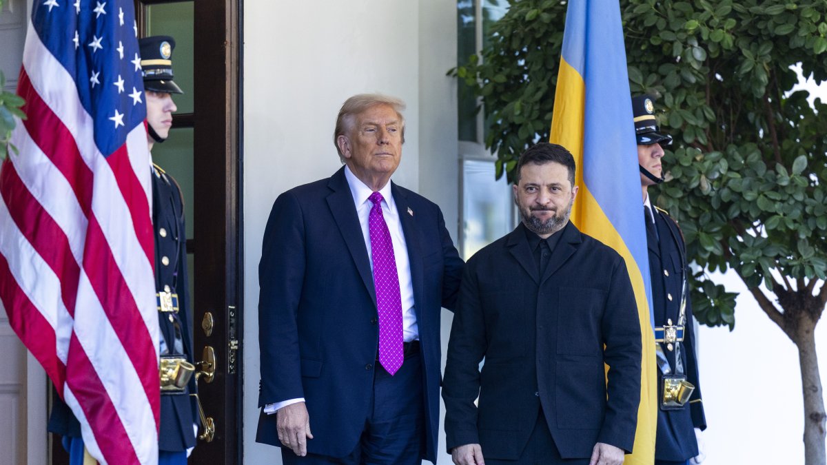 U.S. President Donald Trump (L) greets Ukrainian President Volodymyr Zelenskyy as he arrives at the West Wing of the White House in Washington, D.C., U.S., Oct. 17, 2025. (EPA Photo)