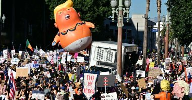 Protesters rally during the &quot;No Kings&quot; national day of protest in Los Angeles, California, Oct. 18, 2025. (AFP Photo)