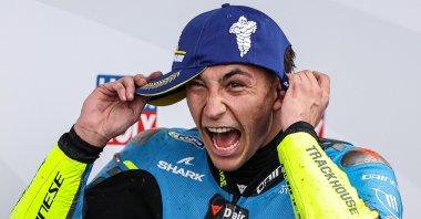 Trackhouse MotoGP Team&#039;s Spanish rider Raul Fernandez celebrates after winning the MotoGP Australian GP on Philip Island, Australia, Oct. 19, 2025. (AFP Photo)
