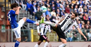 Como midfielder Maximo Perrone (L) vies for the ball with Juventus&#039; Manuel Locatelli during an Italian Serie A match in Como, Italy, Oct. 19, 2025 (AFP Photo)