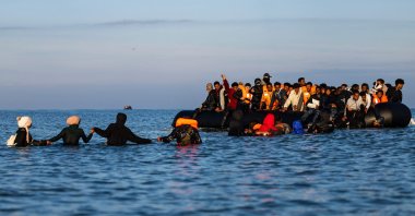 Migrants wade into the sea to try to board smugglers&#039; boats in an attempt to cross the English Channel off the beach of Gravelines, northern France, Sept. 27, 2025. (AFP Photo)