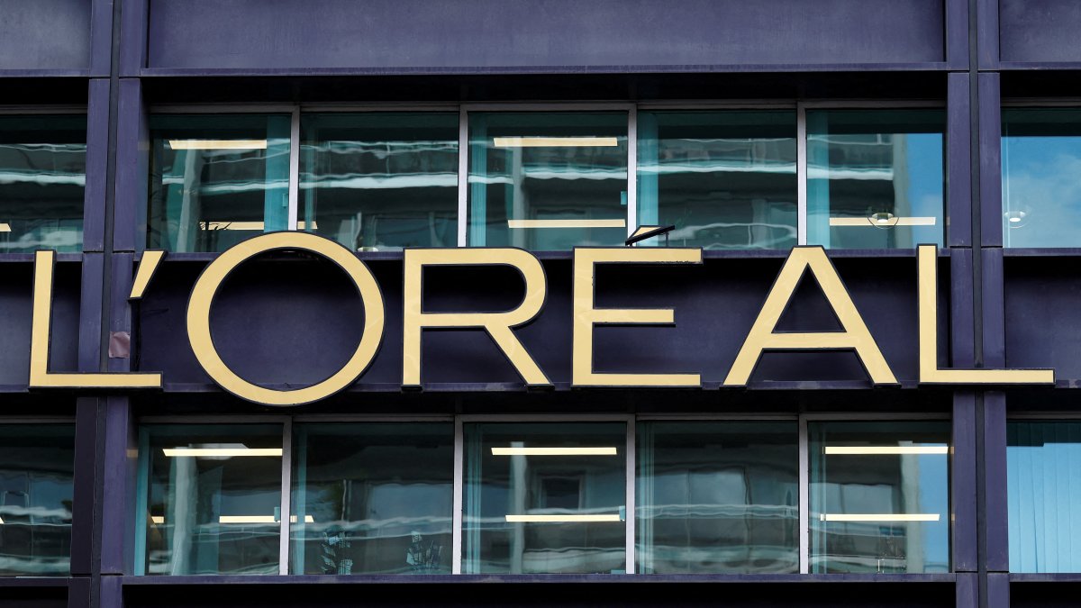 The logo of French cosmetics Groupe L'Oreal is seen on the L'Oreal group's headquarters building in Clichy, near Paris, France, April 14, 2025. (Reuters Photo)