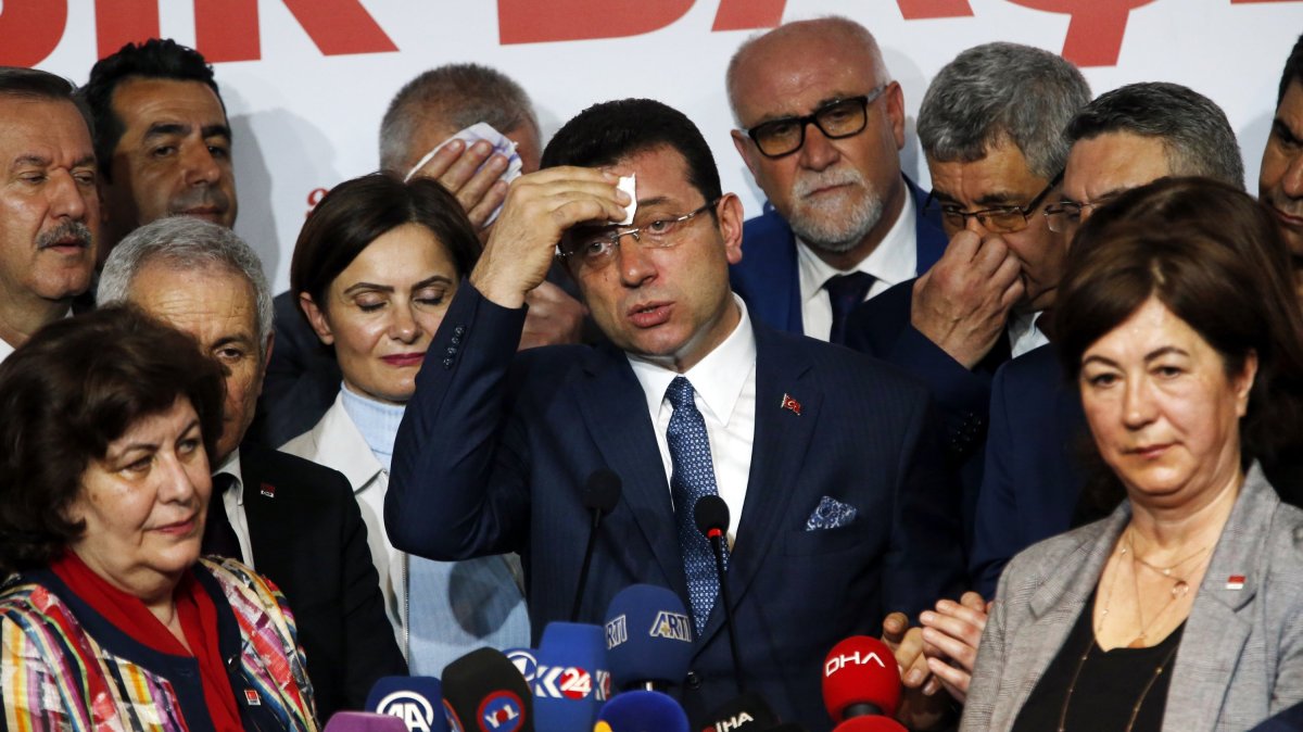 Then-Istanbul Mayor Ekrem Imamoğlu (C) takes a break as he talks to journalists, Istanbul, Türkiye, April 9, 2019. (AP Photo)