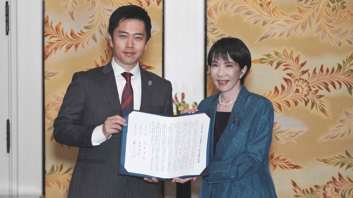 Japan&#039;s ruling Liberal Democratic Party President Sanae Takaichi (R) and Japan Innovation Party leader Hirofumi Yoshimura pose for the media after signing a policy agreement in Tokyo, Japan, Oct. 20, 2025. (AFP Photo)