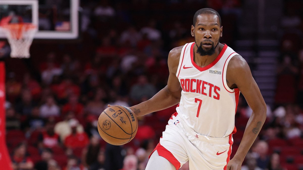 Houston Rockets&#039; Kevin Durant handles the ball against the Utah Jazz during the first half of a preseason game at Toyota Center, Houston, U.S., Oct. 8, 2025. (AFP Photo)