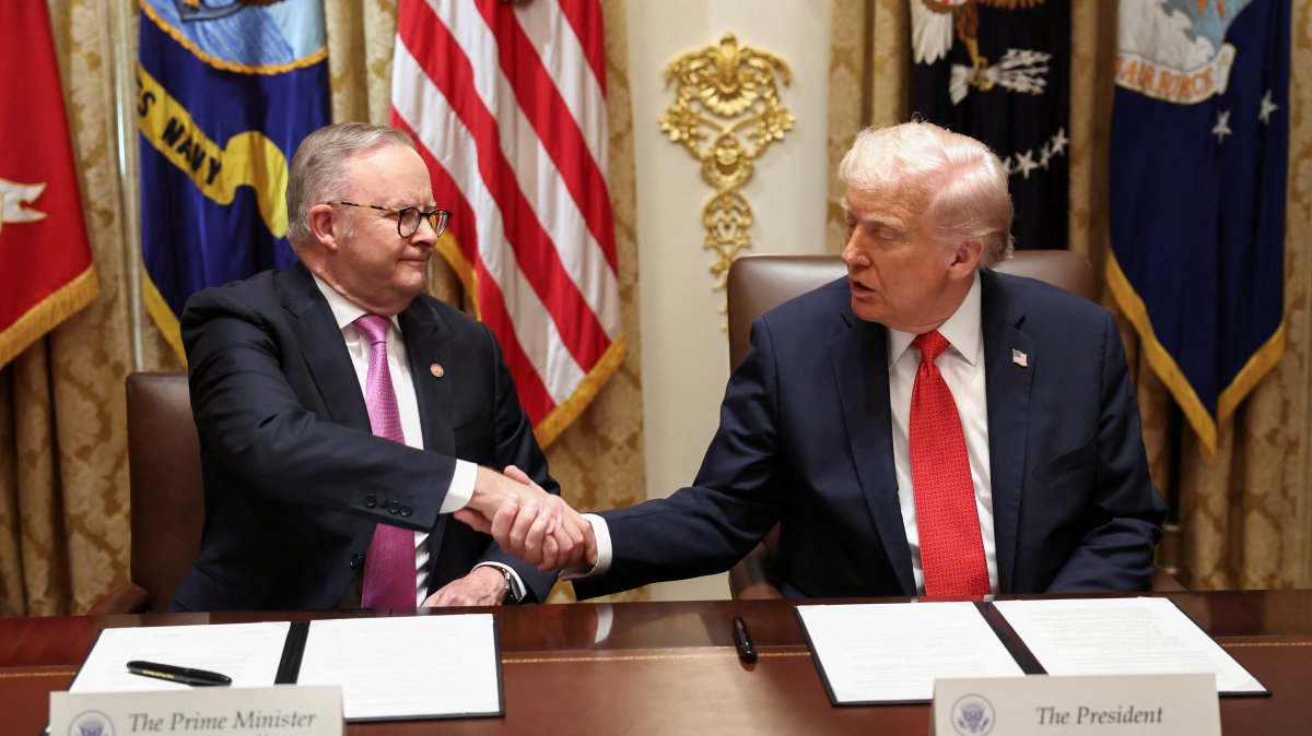 U.S. President Donald Trump and Australia's Prime Minister Anthony Albanese shake hands as they sign an agreement on rare earth and critical minerals during a meeting in the Cabinet Room at the White House, in Washington, D.C., U.S., Oct. 20, 2025. (Reuters Photo)