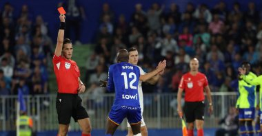 Spanish referee Jose Luis Munuera Montero shows a red card to Getafe&#039;s Cameroonian midfielder Allan-Romeo Nyom during the Spanish league football match against Real Madrid at Coliseum Alfonso Perez Stadium, Getafe, Spain, Oct. 19, 2025. (AFP Photo)