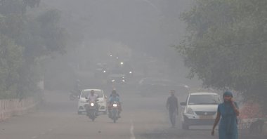 Vehicles move on a road shrouded in smog on the morning of Diwali, New Delhi, India, Oct. 20, 2025. (Reuters Photo)