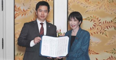 Japan&#039;s ruling Liberal Democratic Party President Sanae Takaichi (R) and Japan Innovation Party leader Hirofumi Yoshimura pose for the media after signing a policy agreement in Tokyo, Japan, Oct. 20, 2025. (AFP Photo)