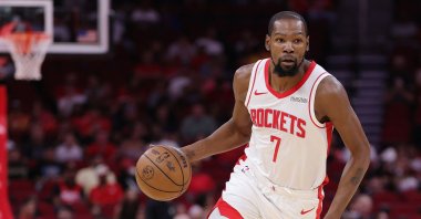 Houston Rockets&#039; Kevin Durant handles the ball against the Utah Jazz during the first half of a preseason game at Toyota Center, Houston, U.S., Oct. 8, 2025. (AFP Photo)