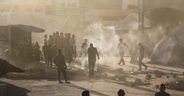  Internally displaced Palestinians take cover after an Israeli drone dropped a smoke bomb near Al Shifa hospital in Gaza City, Gaza Strip, Oct. 1, 2025. (EPA Photo)