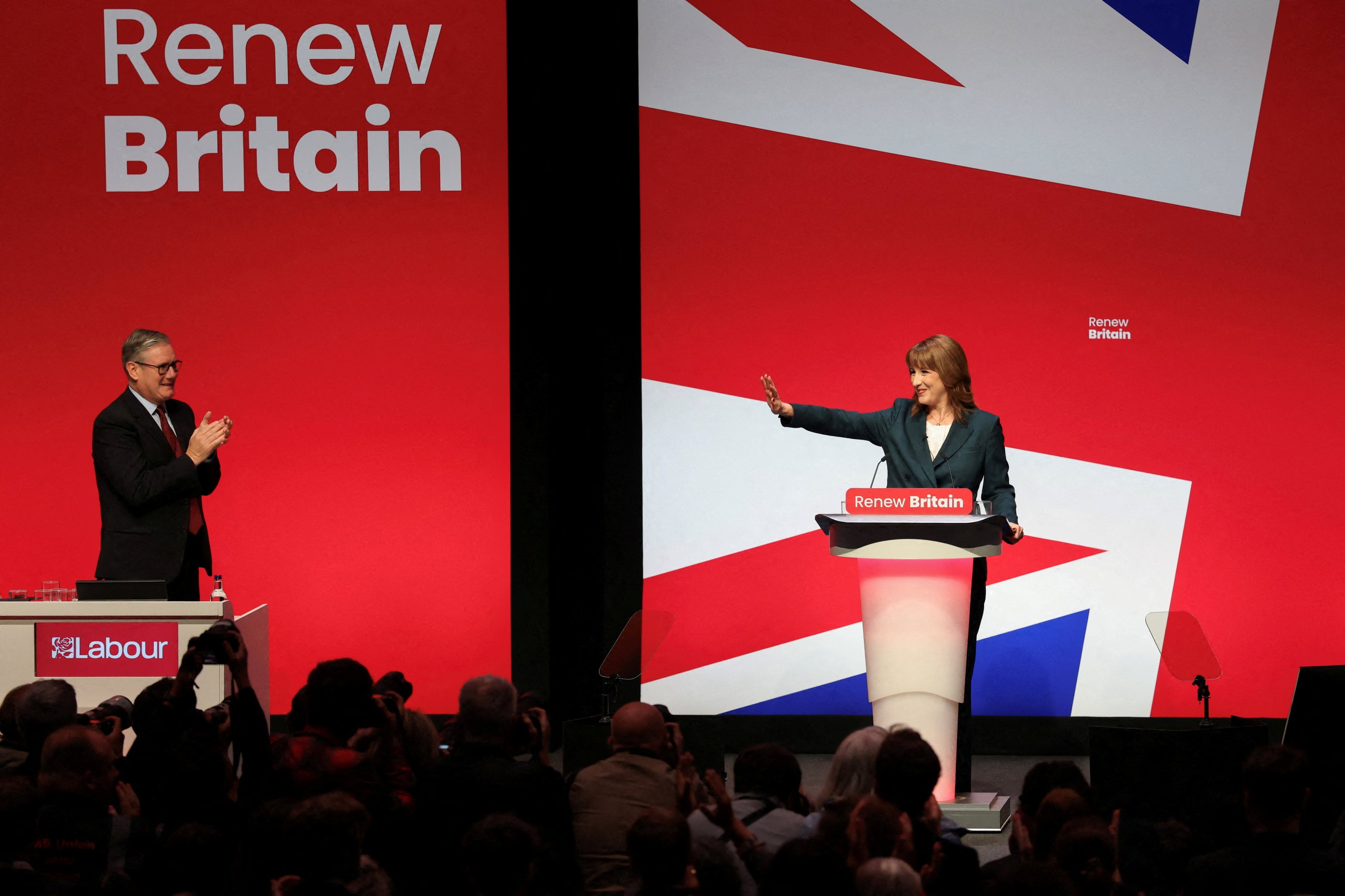 Državno zadolževanje Združenega kraljestva septembra doseglo petletni vrh, pritisk na finančno ministrico Rachel Reeves se povečuje