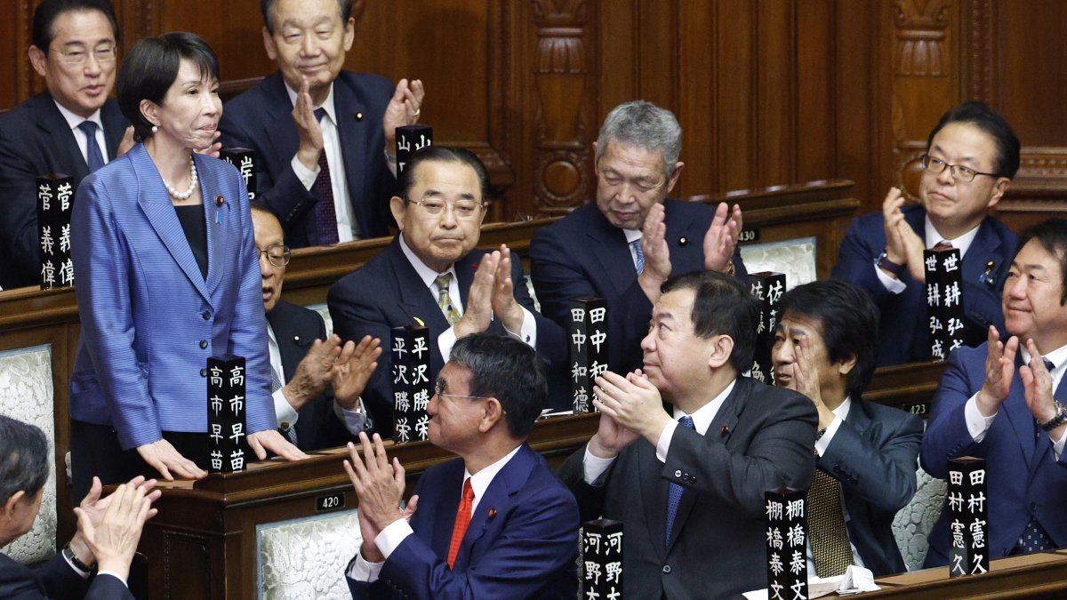 Sanae Takaichi (L) acknowledges her fellow lawmakers after being elected as the new Prime Minister during the general assembly of an extraordinary parliamentary session in Tokyo, Japan, Oct. 21, 2025. (EPA Photo)