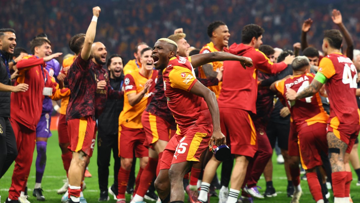 Galatasaray&#039;s Victor Osimhen (C) and teammates celebrate after the UEFA Champions League match against Liverpool at RAMS Park, Istanbul, Türkiye, Sept. 30, 2025. (Reuters Photo)