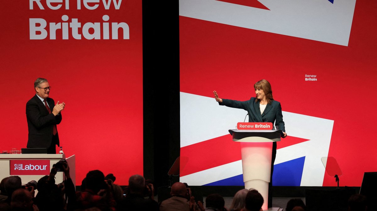British Prime Minister Keir Starmer claps as Chancellor of the Exchequer Rachel Reeves delivers her keynote speech at Britain's Labour Party's annual conference in Liverpool, U.K., Sept. 29, 2025. (Reuters Photo)