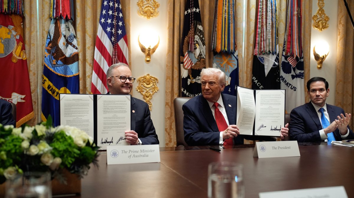 U.S. President Donald Trump (R) and Australian Prime Minister Anthony Albanese (L) sign documents during their meeting in the White House, Washington, D.C., U.S., Oct. 20, 2025. (EPA Photo)