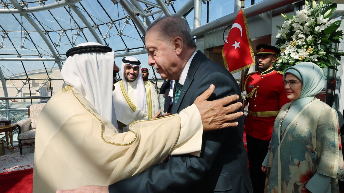 Kuwaiti Emir Sheikh Mishal Al Ahmad Al Jaber Al Sabah welcomes President Recep Tayyip Erdoğan, Kuwait City, Kuwait, Oct. 21, 2025. (AA Photo)