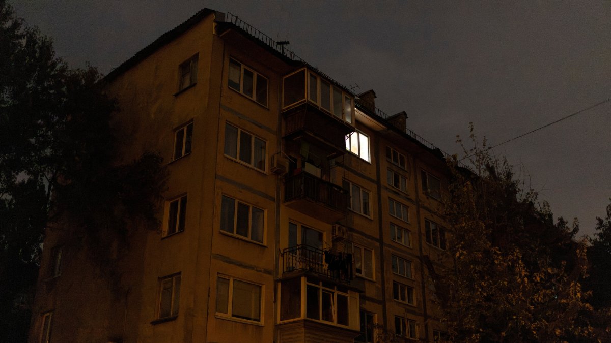 A lone window is lit in an apartment building in a neighborhood that experiences power cuts following Russian drone and missile strikes, Kyiv, Ukraine, Oct. 10, 2025. (Reuters Photo)