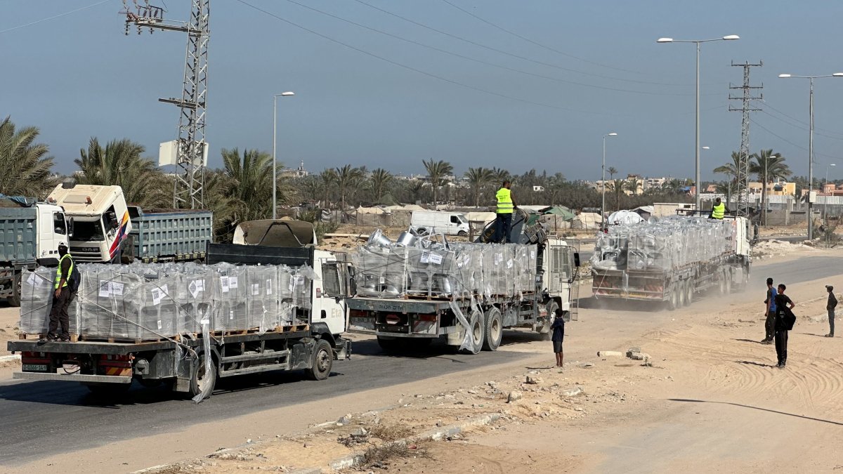 Trucks carry aid for Palestinians, amid a cease-fire between Israel and Hamas in Gaza, in Deir Al-Balah, Gaza Strip, Palestine, Oct. 21, 2025. (Reuters Photo)