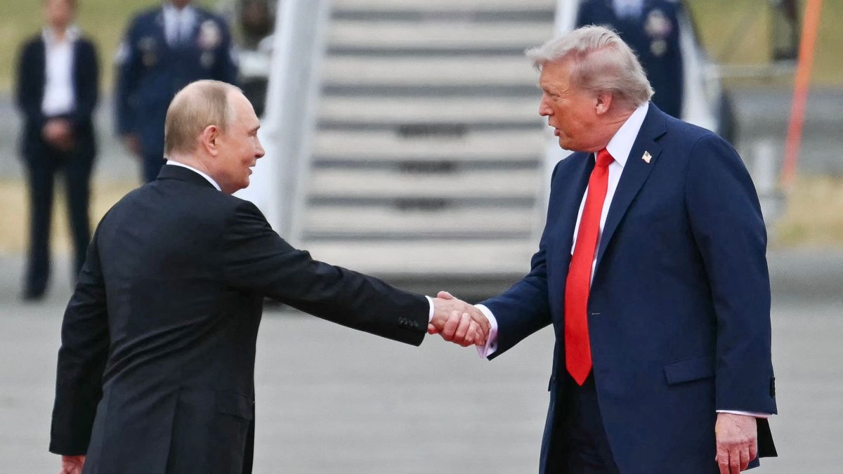 U.S. President Donald Trump greets Russian President Vladimir Putin on the tarmac after they arrived at Joint Base Elmendorf-Richardson in Anchorage, Alaska, Aug. 15, 2025. (AFP File Photo)