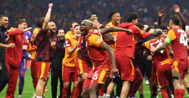 Galatasaray&#039;s Victor Osimhen (C) and teammates celebrate after the UEFA Champions League match against Liverpool at RAMS Park, Istanbul, Türkiye, Sept. 30, 2025. (Reuters Photo)