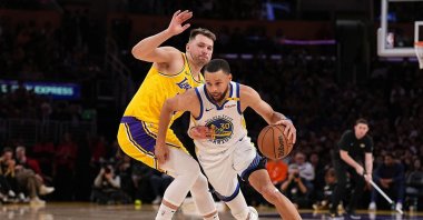 Golden State Warriors&#039; Stephen Curry (R) drives the ball against Los Angeles Lakers&#039; Luka Doncic during the second half of a game at Crypto.com Arena, Los Angeles, U.S., April 3, 2025. (Getty Images Photo)