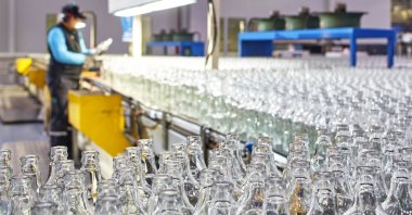 An employee inspects products at the factory of Turkish glass manufacturer Şişecam. (Sabah File Photo)