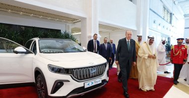 This handout photograph shows President Recep Tayyip Erdoğan (C-L) presenting the Turkish-made Togg electric car to Kuwait&#039;s Emir Sheikh Mishal Al Ahmad Al Sabah (C-R) in Kuwait City, during his official visit to Kuwait, Oct. 21, 2025. ( AFP Photo via Turkish Presidency Press Office)