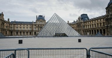 The Louvre pyramid courtyard is seen completely empty following the announcement that the museum will remain closed for a second day after thieves stole priceless jewels from the museum in Paris a day earlier, in Paris, France, Oct. 20, 2025. (AFP Photo)