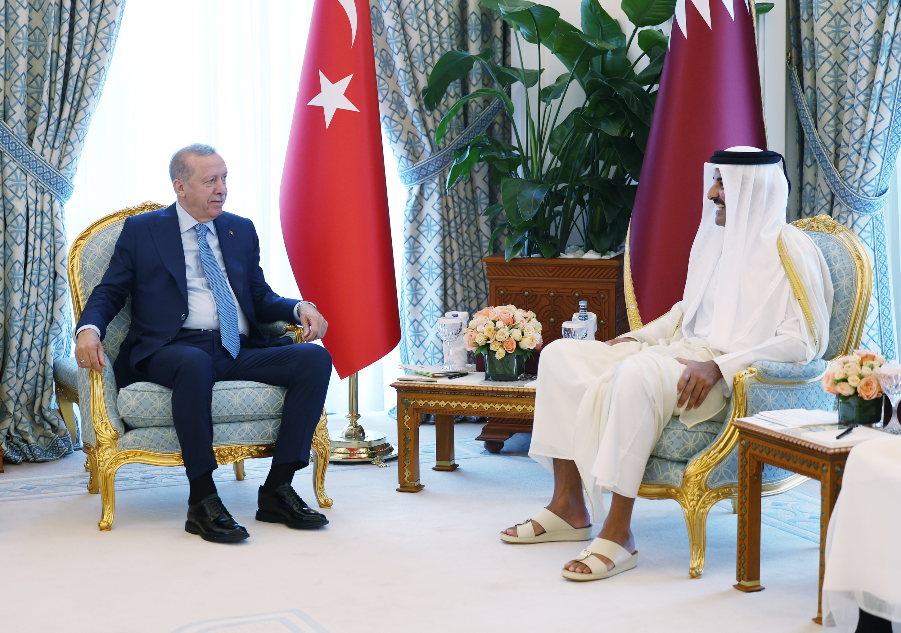 President Erdoğan meets with Qatari emir in Gulf visit