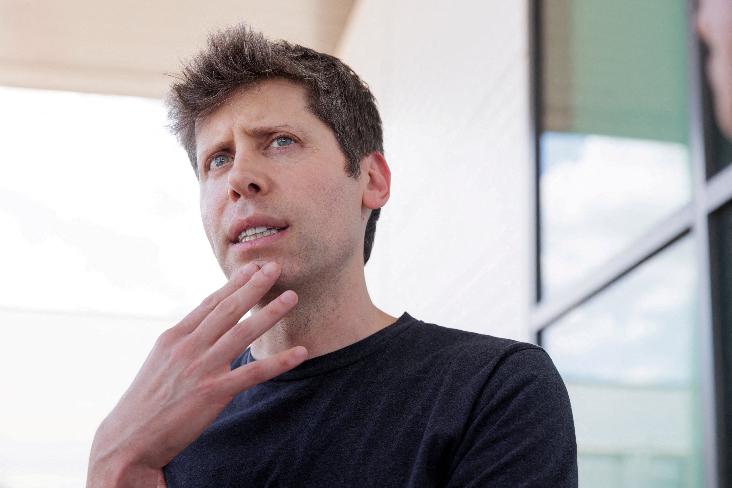 El director ejecutivo de OpenAI, Sam Altman, habla con los medios después de una sesión de preguntas y respuestas en el centro de datos de OpenAI en Abilene, Texas, EE. UU., el 23 de septiembre de 2025. (Foto de archivo de Reuters)