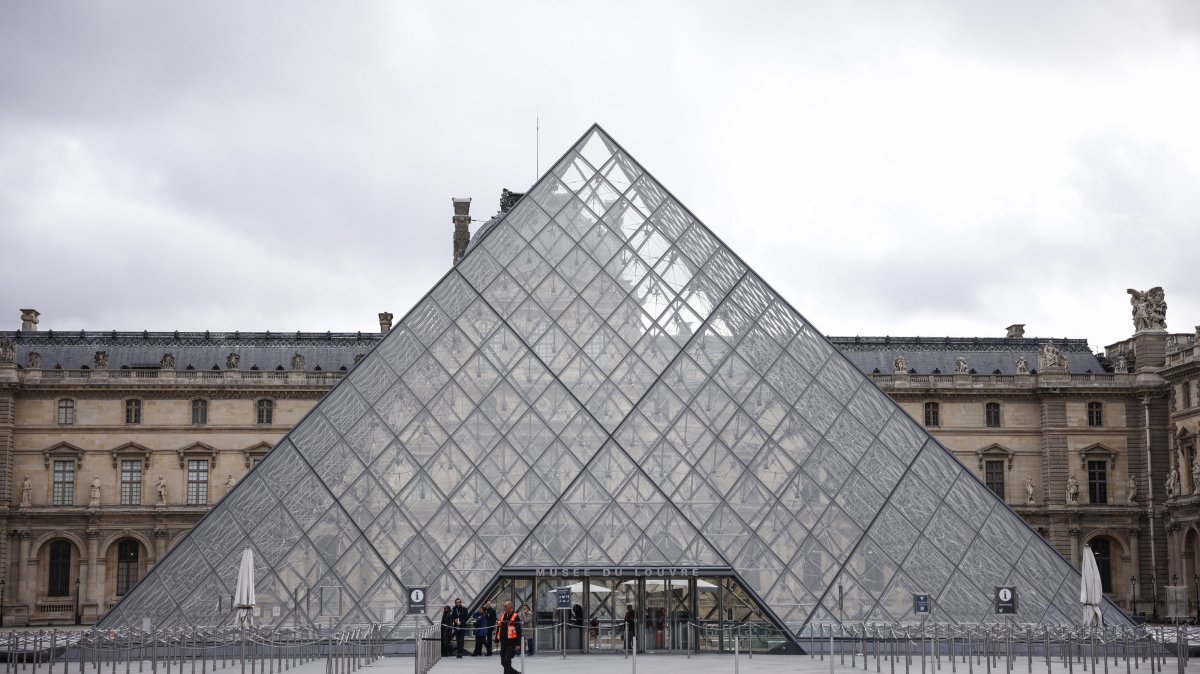 An exterior view of the Louvre Museum, a day after a robbery, Paris, France, Oct. 20, 2025. (EPA Photo)