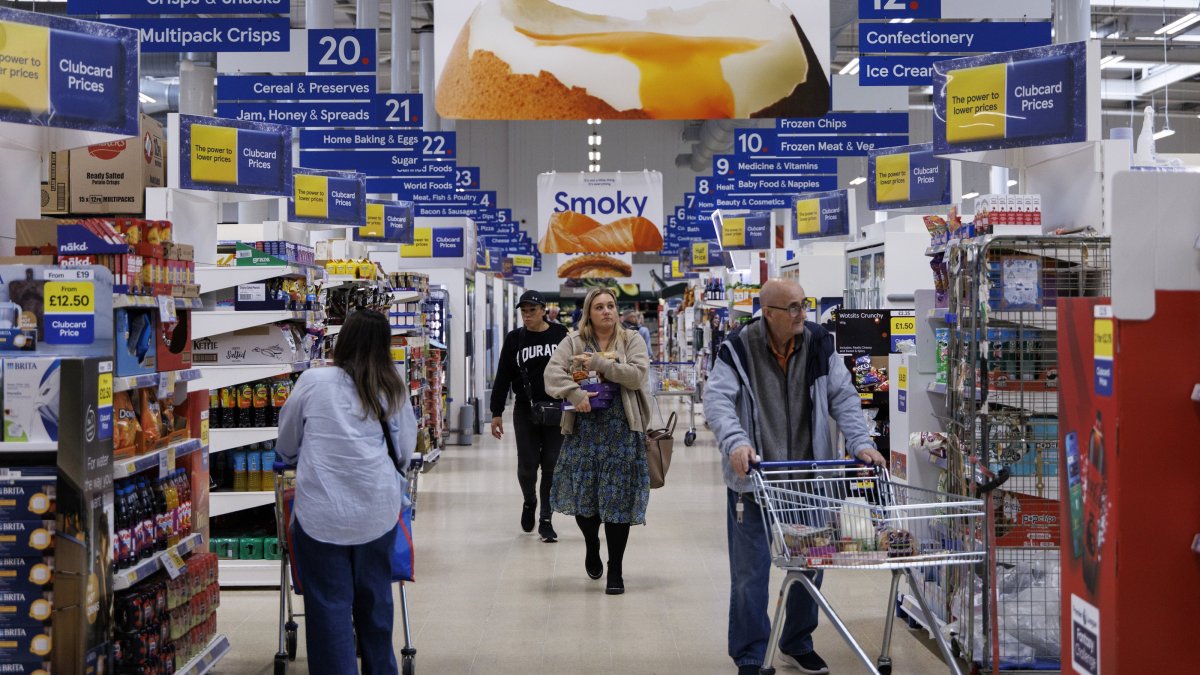 People shop for groceries at a Tesco supermarket, London, Britain, Oct. 2, 2025. (EPA Photo)
