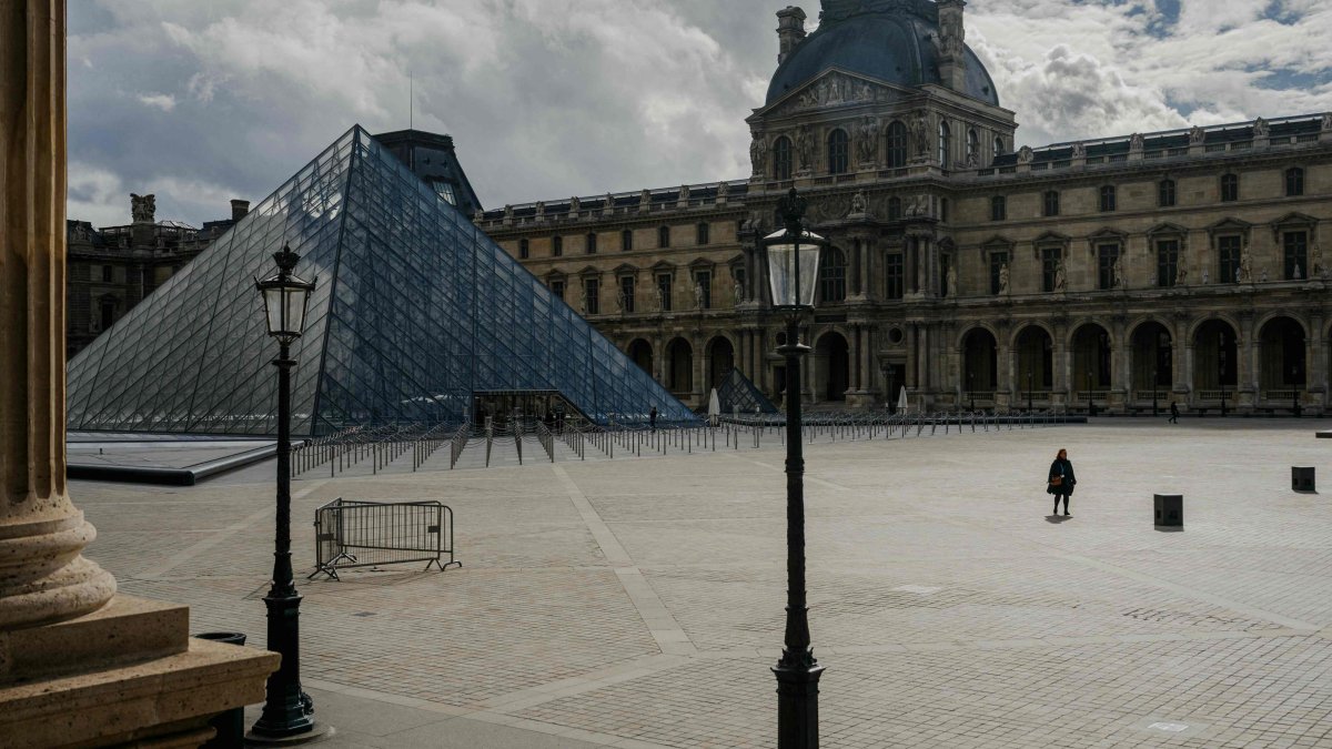 The Louvre pyramid courtyard is seen almost completely empty following the announcement that the museum will remain closed for a second day after thieves stole priceless jewels from the museum a day earlier, Paris, France, Oct. 20, 2025. (AFP Photo)