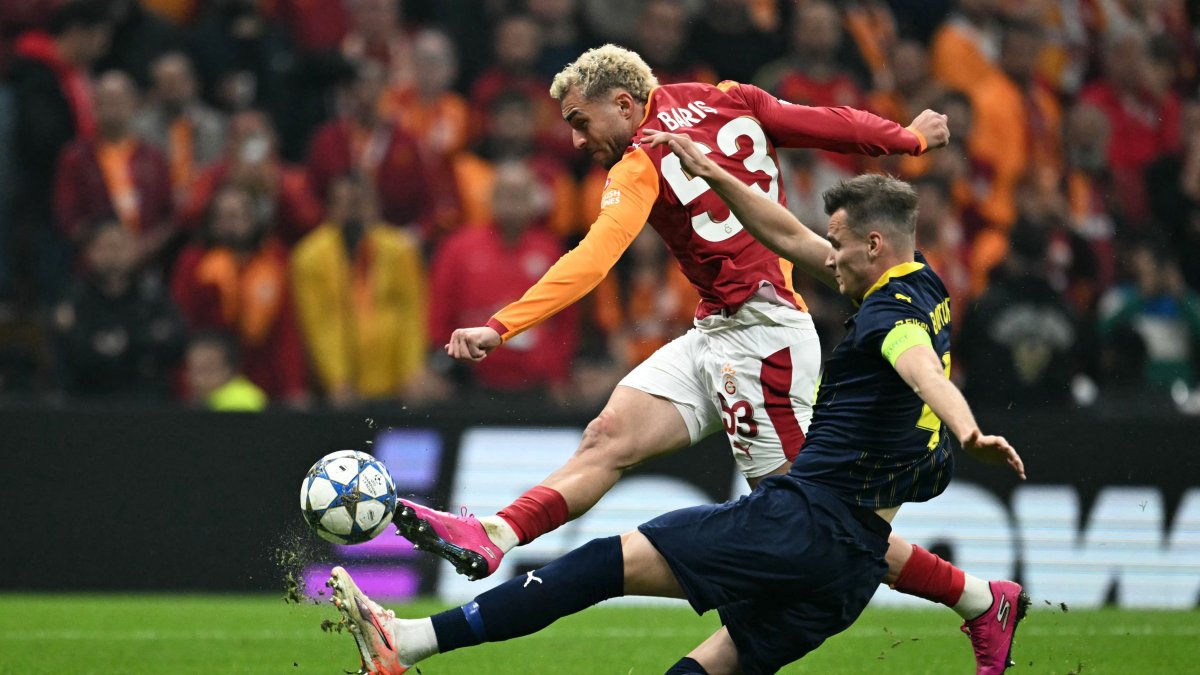 Galatasaray&#039;s forward #53 Barış Alper Yılmaz shoots on target next to Bodo/Glimt&#039;s Norwegian defender #04 Odin Bjortuft during the UEFA Champions League, league phase - day 3, football match at the Rams Park in Istanbul, Oct. 22, 2025. (AFP Photo)