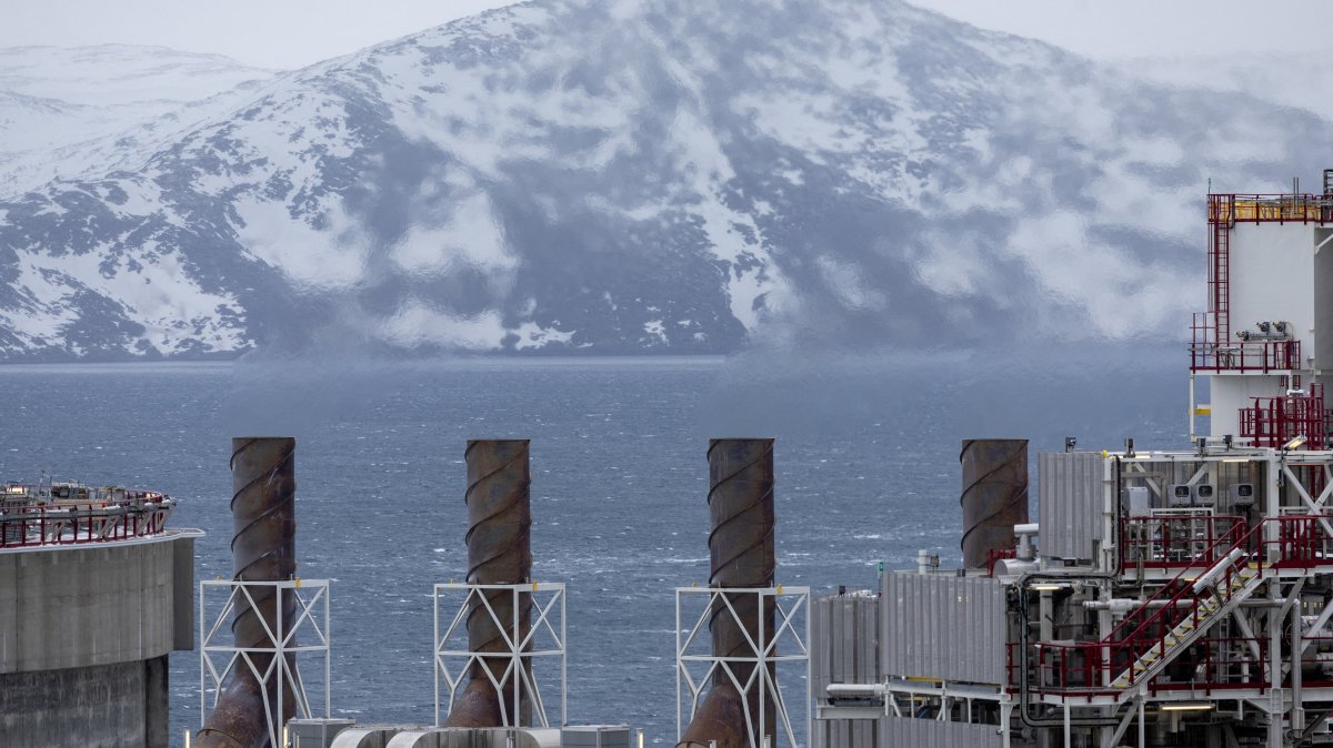 Emissions are seen from chimneys at Western Europe&#039;s largest liquefied natural gas plant Hammerfest LNG in Hammerfest, Norway, March 14, 2024. (Reuters Photo)