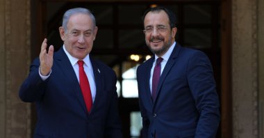 Greek Cypriot leader Nikos Christodoulides (R) welcomes Israeli Prime Minister Benjamin Netanyahu, Lefkoşa (Nicosia), Greek Cypriot administration, Sept. 4, 2023. (Getty Images Photo)