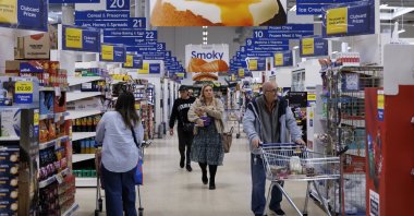 People shop for groceries at a Tesco supermarket, London, Britain, Oct. 2, 2025. (EPA Photo)