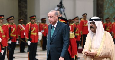Kuwait&#039;s Emir Sheikh Mishal Al Ahmad Al Sabah (R) welcomes President Recep Tayyip Erdoğan, Kuwait City, Kuwait, Oct. 21, 2025. (Turkish Presidency Handout via AFP Photo)