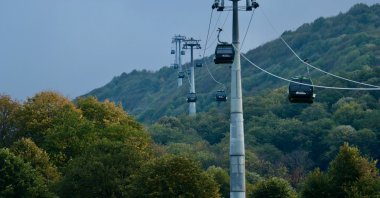 Cable cars glide over the autumn-colored forests of Kartepe, Kocaeli, Türkiye, Oct. 17, 2025. (AA Photo)
